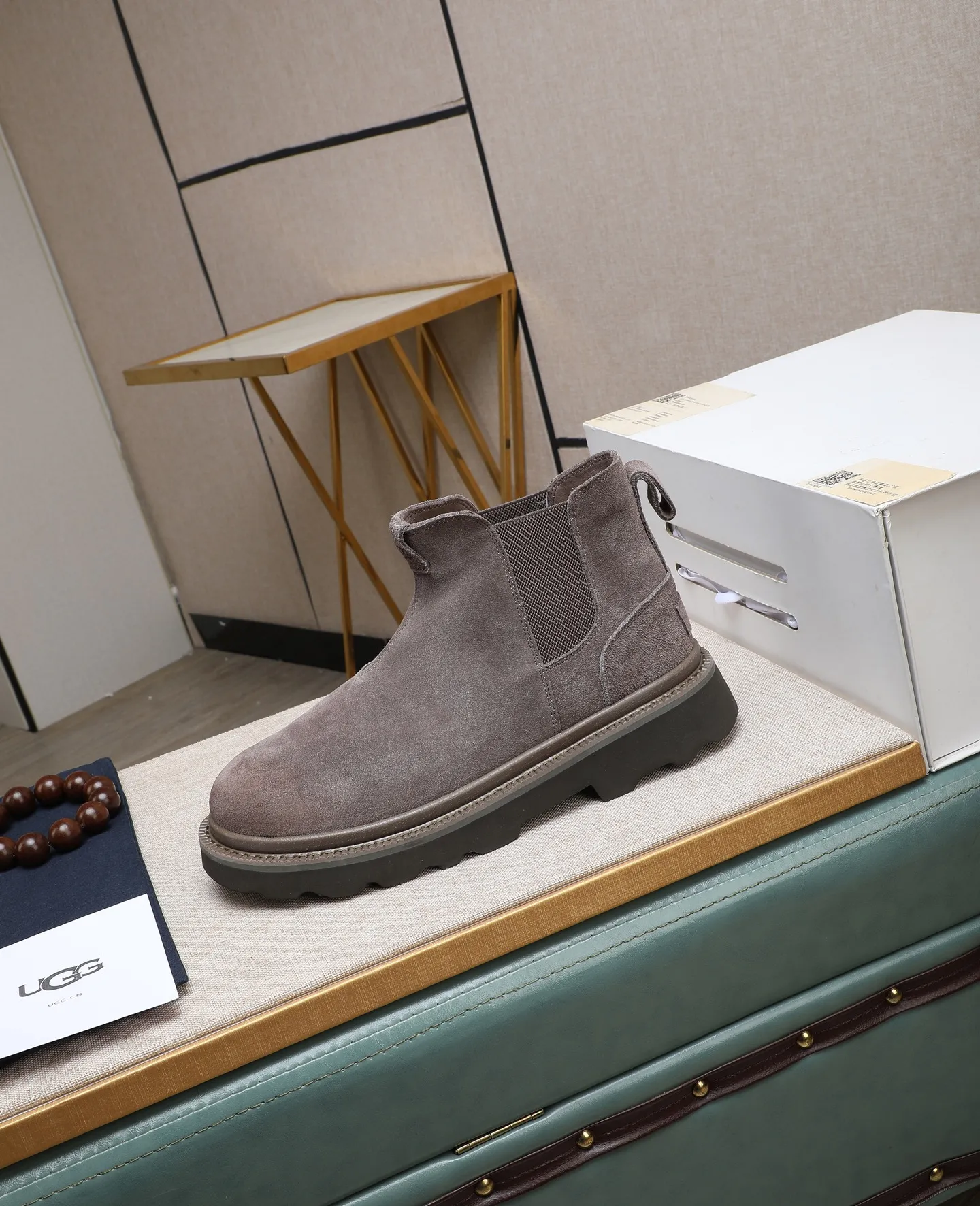 Men's shoes 💰640 (full genuine wool lining, 10% off for fake ones) Please pay attention to the quality of the original item and compare the thickness of the wool 🏮🏮 Popular UGG men's shoes from Australia's warm luxury brand, the official website is synchronized, Beckham men's style..., made of imported first-layer waxed cowhide, waxed toe cap, Australian real wool velvet lining Carefully sewn...Imported rubber Martin boots outsole (comfortable, soft, wear-resistant) The quality is really great...Exquisite workmanship, you won't be able to put it down at first sight, size 39-44 (customized in 45)